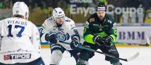 V boji o puk sprava útočníci Peter Galamboš (Vlci Žilina) a Tomáš Hrnka (HK Nitra).