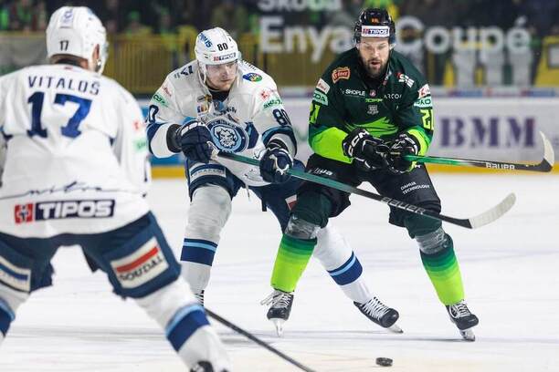 V boji o puk sprava útočníci Peter Galamboš (Vlci Žilina) a Tomáš Hrnka (HK Nitra).