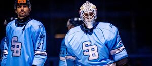 Zľava útočník HC Slovan Bratislava Radovan Bondra a brankár Henri Kiviaho. Zľava útočník HC Slovan Bratislava Radovan Bondra a brankár Henri Kiviaho.