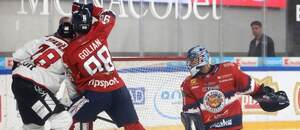 Hráči HKM Zvolen: zľava obranca Andrej Golian a brankár Pavel Kantor.