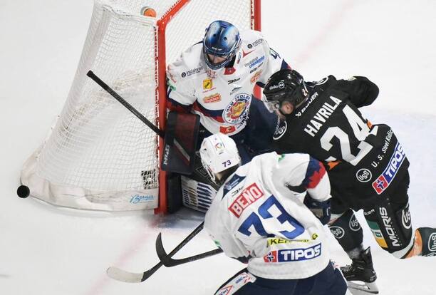 Vpravo útočník HC Košice Matúš Havrila, vľavo obranca HKM Zvolen Michal Beňo.