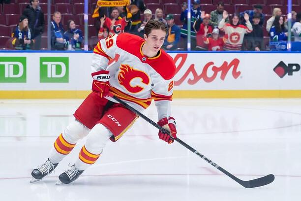 Slovenský útočník Samuel Honzek vo farbách Calgary Flames.