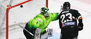 Brankár Vlci Žilina Connor LaCouvée a útočník HC Košice Tomáš Mikúš.