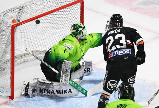Brankár Vlci Žilina Connor LaCouvée a útočník HC Košice Tomáš Mikúš.