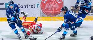Zľava Jakub Lacka (HK Nitra), Patriks Zabusovs (HC Prešov), Sebastián Čederle a Marko Stacha (obaja HK Nitra).