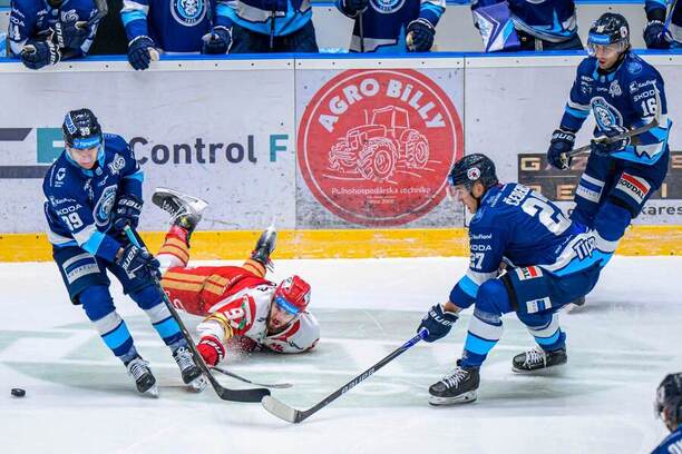 Zľava Jakub Lacka (HK Nitra), Patriks Zabusovs (HC Prešov), Sebastián Čederle a Marko Stacha (obaja HK Nitra).