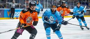 Na fotografii zľava obranca HC Košice Antonín Bartoš a útočník HC Slovan Bratislava Samuel Takáč. Na fotografii zľava obranca HC Košice Antonín Bartoš a útočník HC Slovan Bratislava Samuel Takáč.