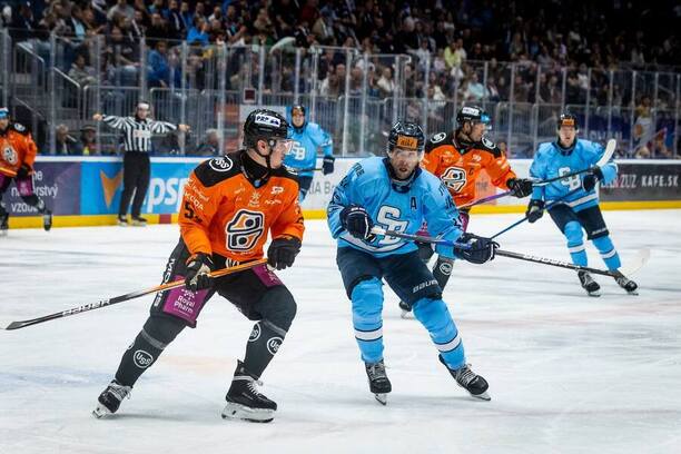 Na fotografii zľava obranca HC Košice Antonín Bartoš a útočník HC Slovan Bratislava Samuel Takáč.