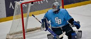 Brankár HC Slovan Bratislava Patrik Andrisík. Brankár HC Slovan Bratislava Patrik Andrisík.