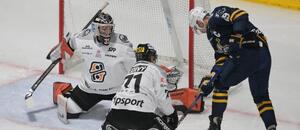 Brankár HC Košice Dominik Riečický a vpravo kapitán HK Spišská Nová Ves Branislav Rapáč.