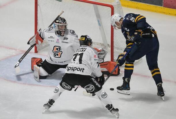 Brankár HC Košice Dominik Riečický a vpravo kapitán HK Spišská Nová Ves Branislav Rapáč. Brankár HC Košice Dominik Riečický a vpravo kapitán HK Spišská Nová Ves Branislav Rapáč.