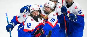 Nela Lopušanová (číslo 12) je vychádzajúca hviezda slovenského ženského hokeja.