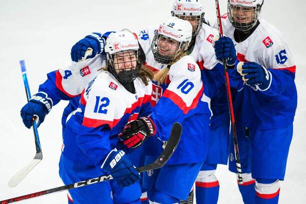 Nela Lopušanová (číslo 12) je vychádzajúca hviezda slovenského ženského hokeja. Nela Lopušanová (číslo 12) je vychádzajúca hviezda slovenského ženského hokeja.