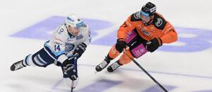 Zľava Zach Osburn (HK Nitra) a Patrik Rogoň (HC Košice).