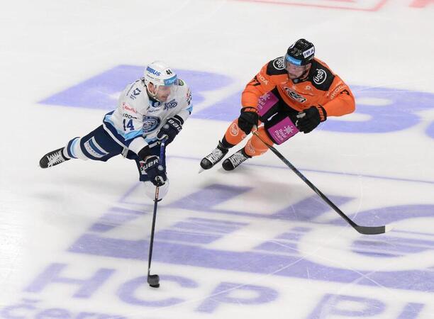 Zľava Zach Osburn (HK Nitra) a Patrik Rogoň (HC Košice).