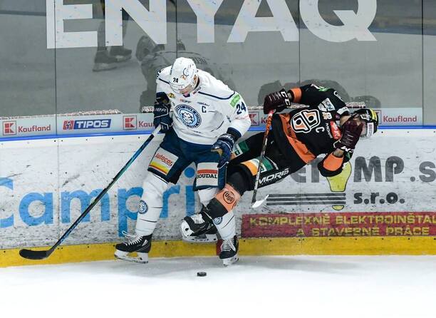 Súboj kapitánov z októbra 2021: zľava Branislav Mezei (Nitra) a Michal Chovan (Košice).