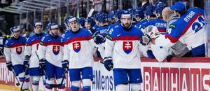 Vpredu Róbert Lantoši a za ním Dalibor Dvorský v drese Slovenska na MS v hokeji 2025. 