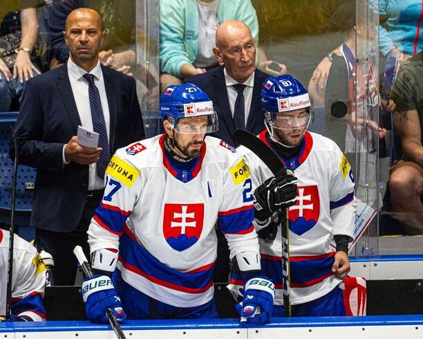 Craig Ramsay (v strede) sa vracia do realizačného tímu Slovenska. Pod ním zľava Marek Hrivík a Matúš Sukeľ.