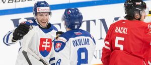 Slováci Matúš Sukeľ (vľavo) a Oliver Okuliar sa tešia z gólu na Nemeckom pohári 2025.