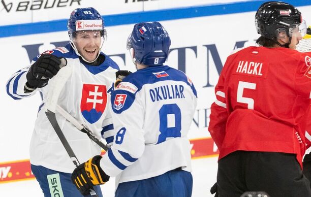 Slováci Matúš Sukeľ (vľavo) a Oliver Okuliar sa tešia z gólu na Nemeckom pohári 2025.