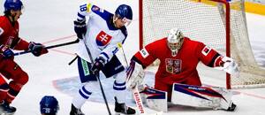 Na fotografii je slovenský útočník Martin Kalis a český brankár Jakub Milota.