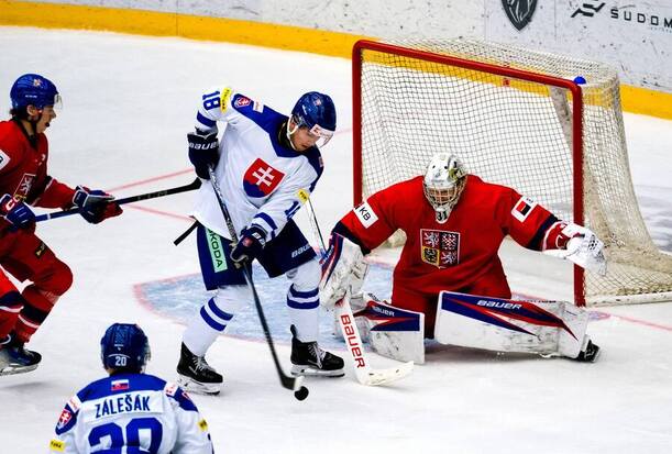 Na fotografii je slovenský útočník Martin Kalis a český brankár Jakub Milota.