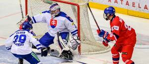 Zľava obranca Adam Kalman (Slovensko) a brankár Michal Prádel (Slovensko).