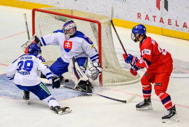 Zľava obranca Adam Kalman (Slovensko) a brankár Michal Prádel (Slovensko).
