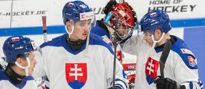 Na fotografii sú sprava Matúš Sukeľ, brankár Eugen Rabčan a Tomáš Královič.