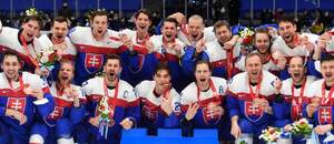 Slovenskí hokejisti oslavujú bronz na ZOH 2022 v Pekingu.