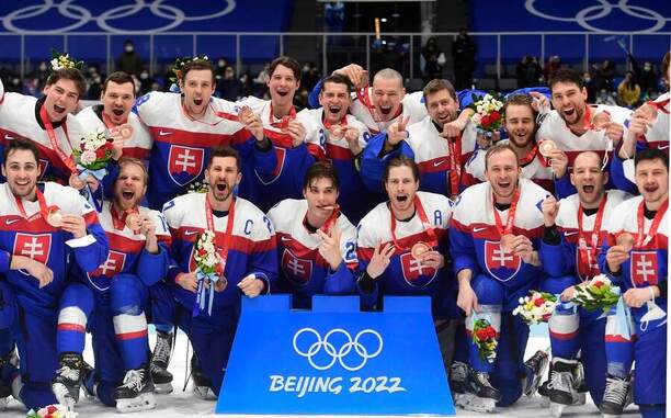 Slovenskí hokejisti oslavujú bronz na ZOH 2022 v Pekingu.