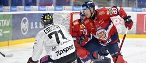 Zľava Eduard Šedivý (HC Košice) a Josh Wesley (HKM Zvolen).