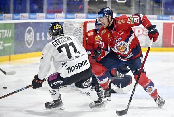 Zľava Eduard Šedivý (HC Košice) a Josh Wesley (HKM Zvolen).