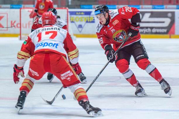 Vpravo útočník HC MONACObet Banská Bystrica Andrej Kukuča.