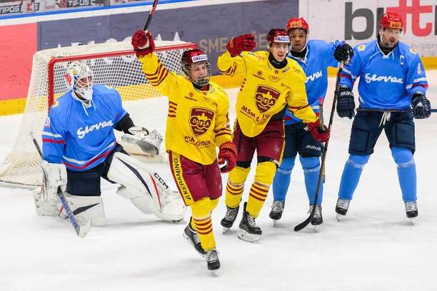 Zľava na fotke brankár Henri Kiviaho (Slovan), Martin Kalis a Andrej Krajčovič (obaja Trenčín).