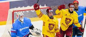 Zľava na fotke brankár Henri Kiviaho (Slovan), Martin Kalis a Andrej Krajčovič (obaja Trenčín).