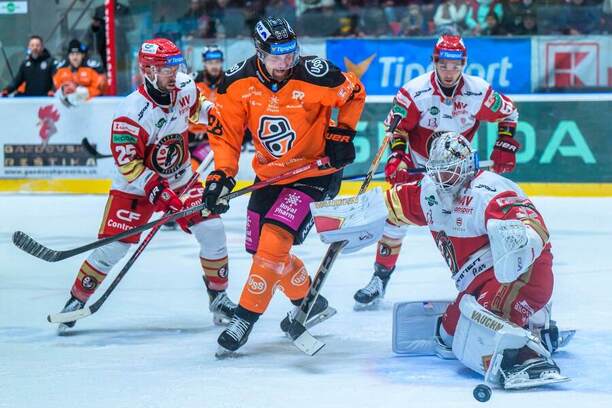 Ján Blaško v oranžovom už neoblieka farby HC Košice, ale HC Prešov.