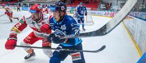 Zľava Lukáš Kozák (HC Prešov) a Sebastián Čederle (HK Nitra).