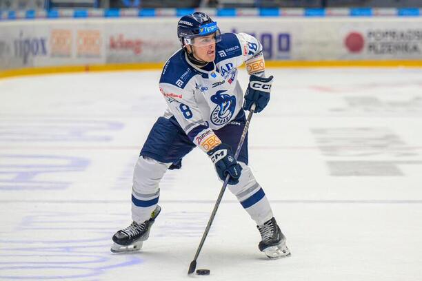 Útočník Alex Šotek oblieka dres HK Poprad.