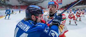 Obrancovia Zach Osburn (HK Nitra) a Marek Hudec (HC Prešov) v osobnom súboji.