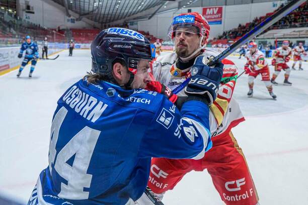 Obrancovia Zach Osburn (HK Nitra) a Marek Hudec (HC Prešov) v osobnom súboji.