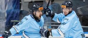 Zľava Samuel Solenský a Patrik Bačik v drese HC Slovan Bratislava.