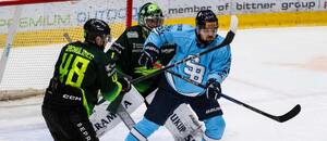 Zľava Daniel Gachulinec, brankár Connor LaCouvée (obaja Vlci Žilina) a Samuel Solenský (HC Slovan Bratislava).