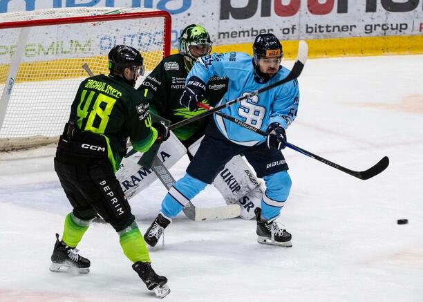 Zľava Daniel Gachulinec, brankár Connor LaCouvée (obaja Vlci Žilina) a Samuel Solenský (HC Slovan Bratislava).
