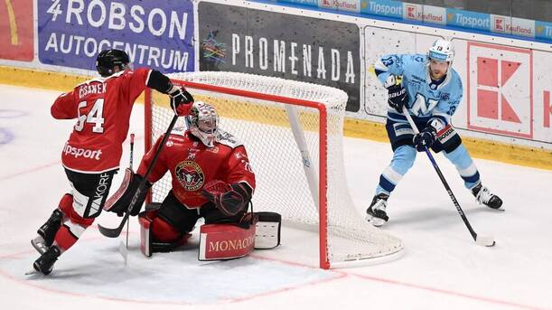 Zľava Boris Česánek, Eriks Vitols (obaja HC MONACObet Banská Bystrica) a Michal Krištof (HK Nitra).