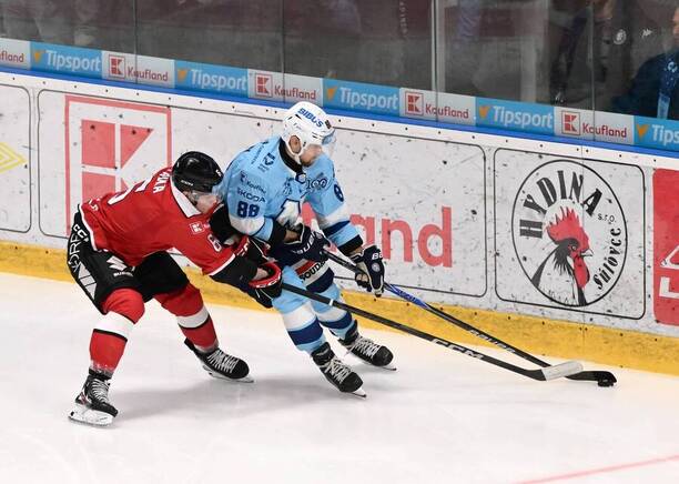 Zľava Boris Žabka (HC MONACObet Banská Bystrica) a&nbsp;Dávid Okoličány (HK Nitra) v&nbsp;zápase Tipsport ligy.