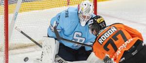 V bránke HC Slovan Bratislava je Henri Kiviaho, strieľa Patrik Rogoň z HC Košice.