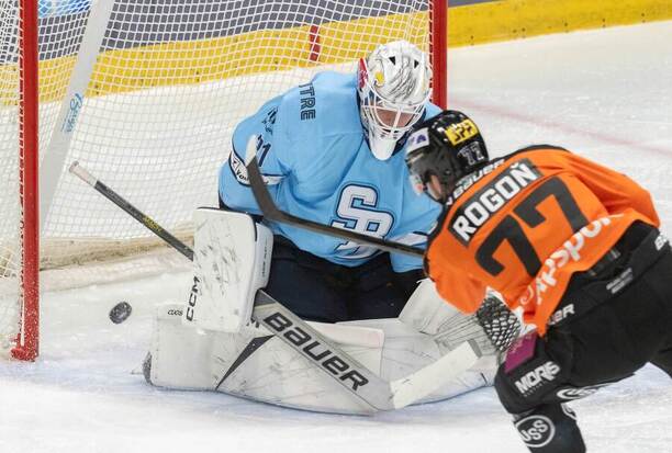 V bránke HC Slovan Bratislava je Henri Kiviaho, strieľa Patrik Rogoň z HC Košice.