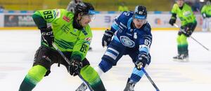 Zľava Daniel Vladimír Tkáč (Vlci Žilina) a Matej Paulovič (HK Nitra).