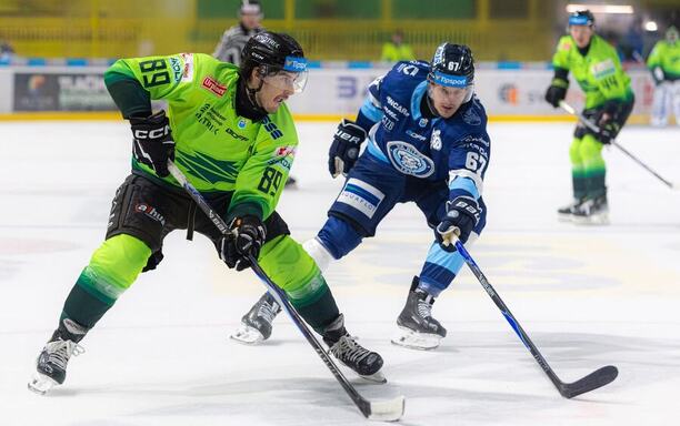 Zľava Daniel Vladimír Tkáč (Vlci Žilina) a Matej Paulovič (HK Nitra).